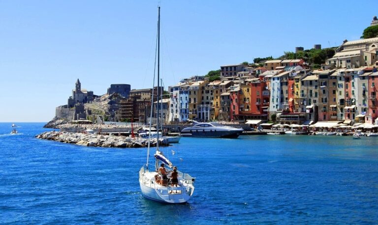 Vivir la Riviera de Liguria a bordo de un velero